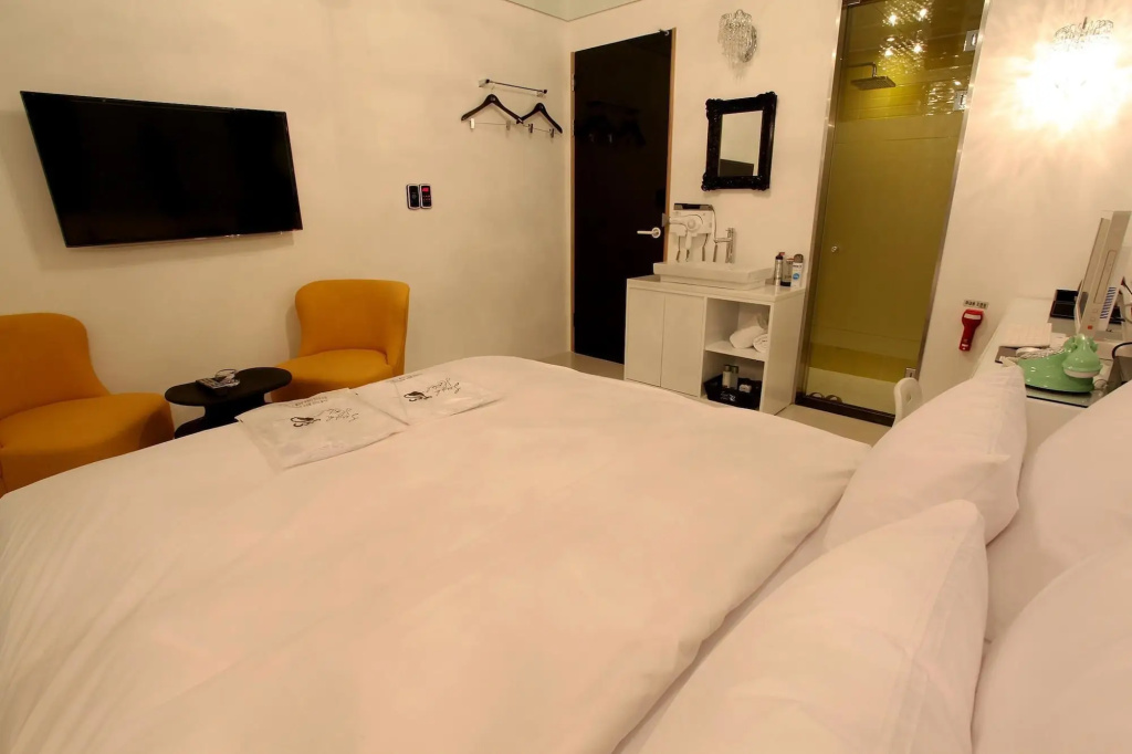 Hwagok Lush Hotel
