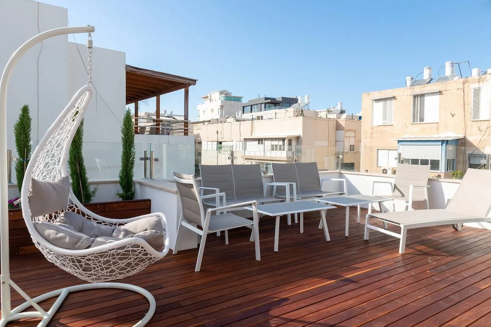 New Decoreted 2 Bed Penthouse With Cool Balcony