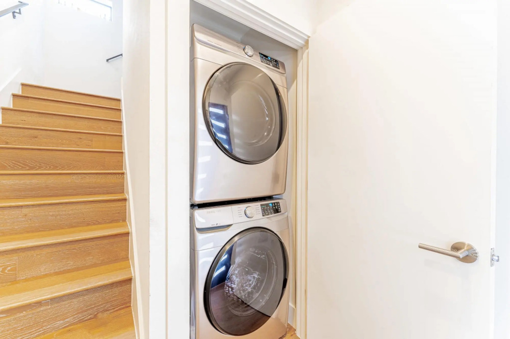 East Downtown 3BR Condo w Fast Wifi and Sleeps 8