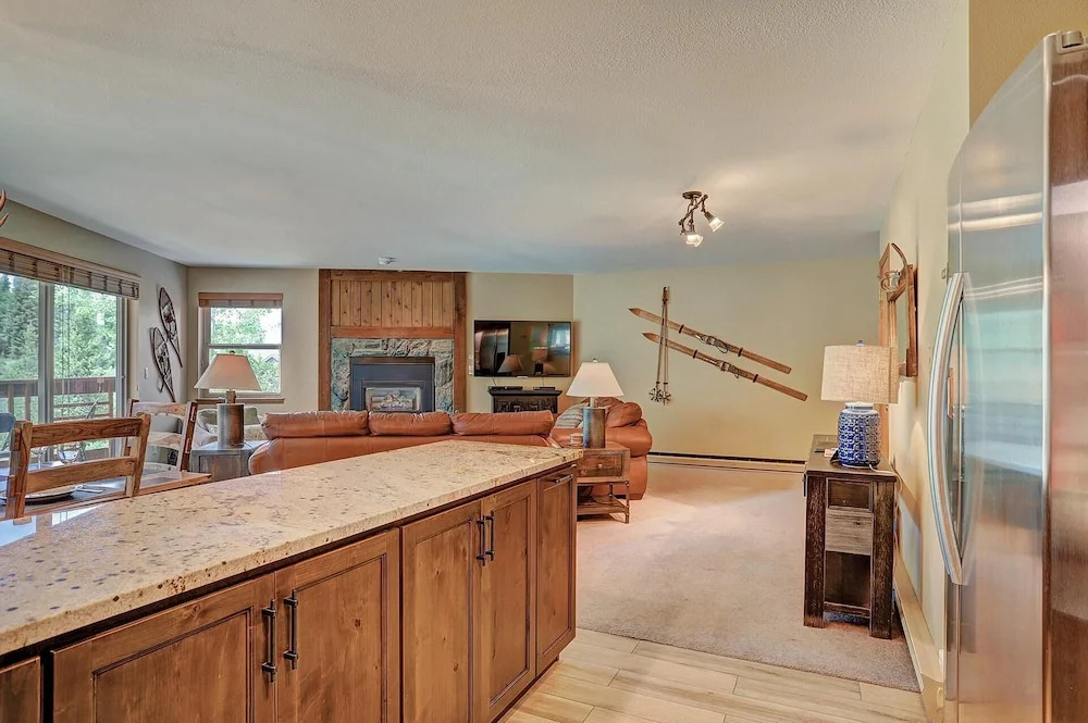 Tyra Summit A2A 3 Bedrooms 2 Bathrooms Condo