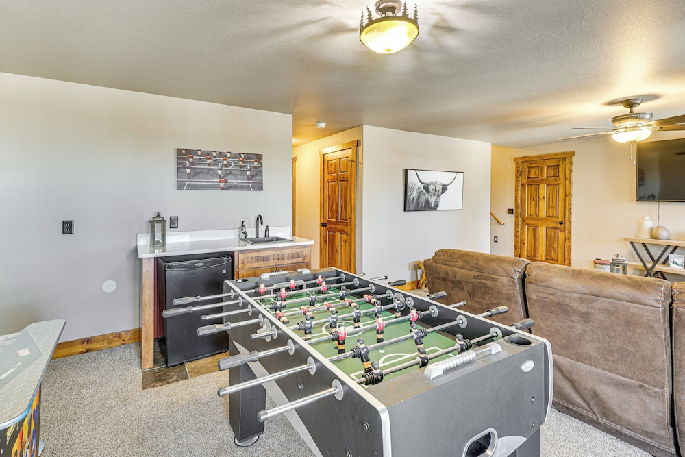 5 Mi to Terry Peak: Spacious Lead Cabin w/ Hot Tub