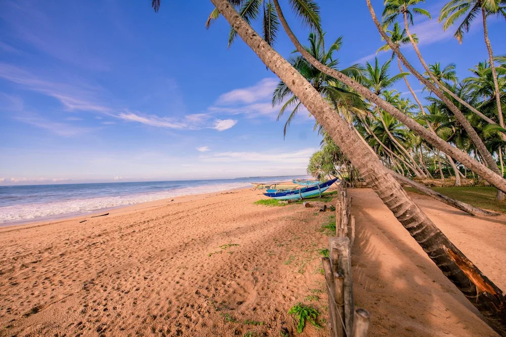 Ardeen Villa - superb 3 bedroom beachfront BB for 6, in Ranna- Tangalle- pick up, serviced, taxes included