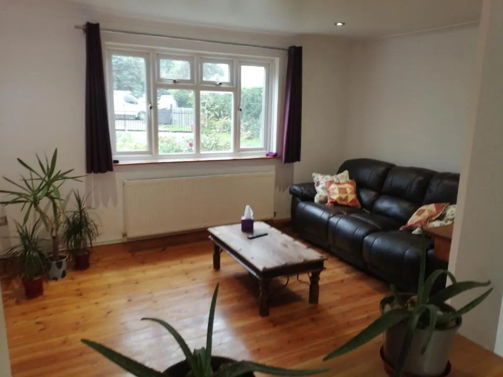 4 Bed House - Sleeps 10 - Pets - Parking - Wifi