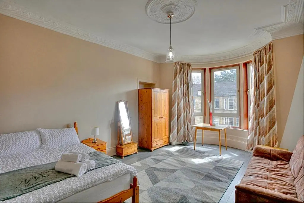Spacious 3-Bed Apartment for Small Large Groups Close to BBC SSE Central Glasgow West End Free Parking