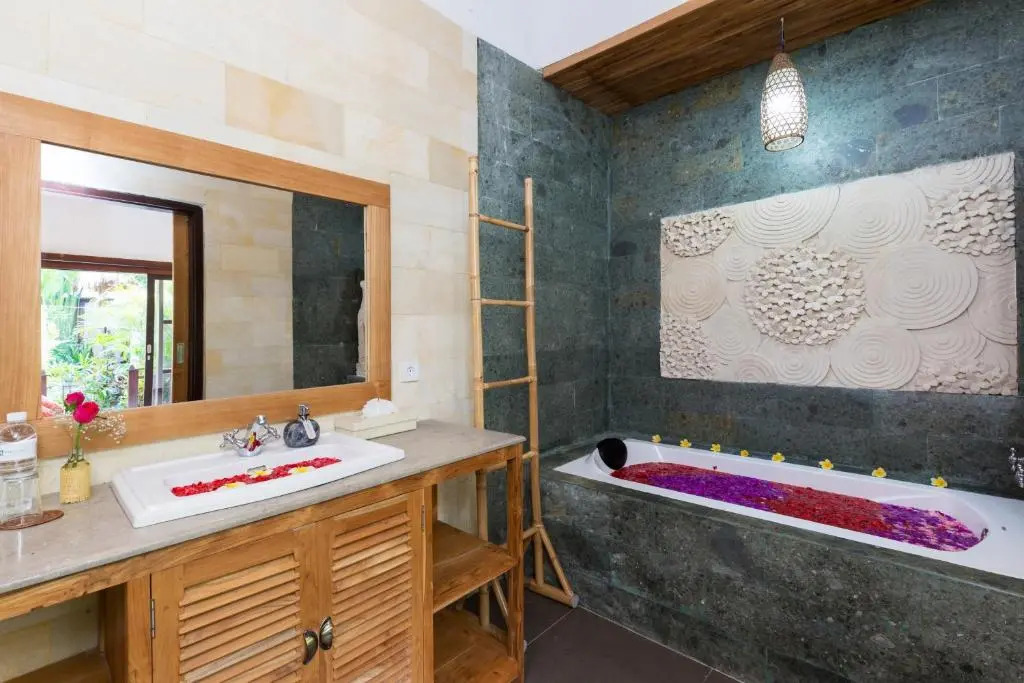 Полулюкс с видом на бассейн в Meruhdani Boutique Hotel Ubud