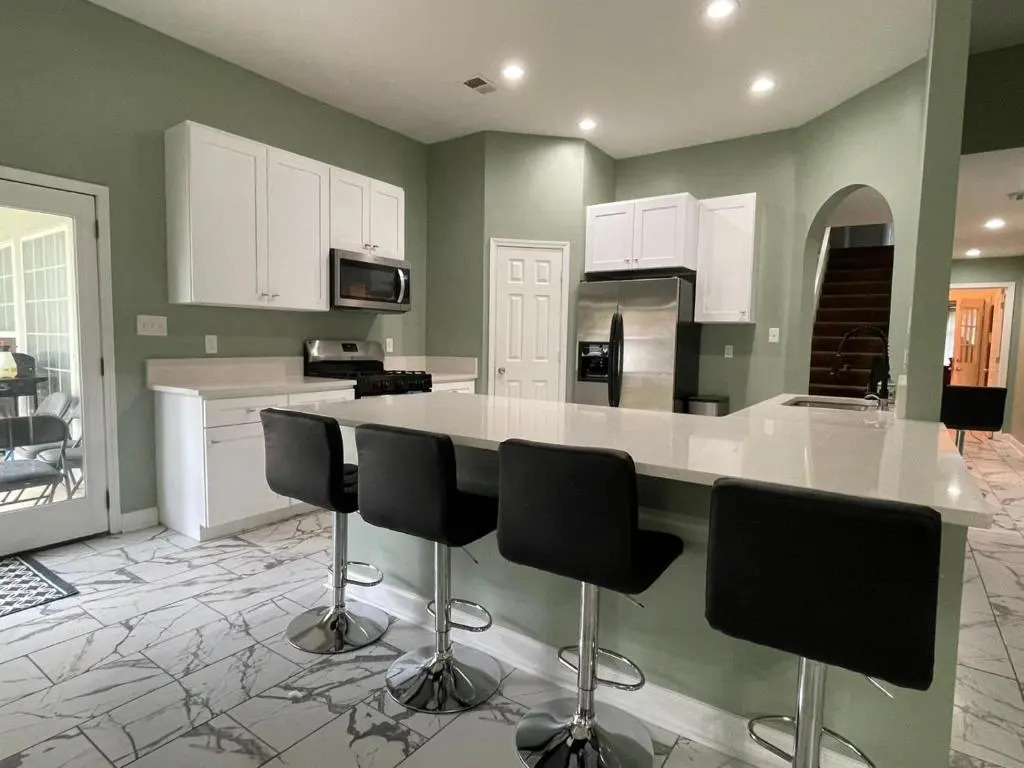 Huge 7 Bedrooms Contemporary Southern Elegance