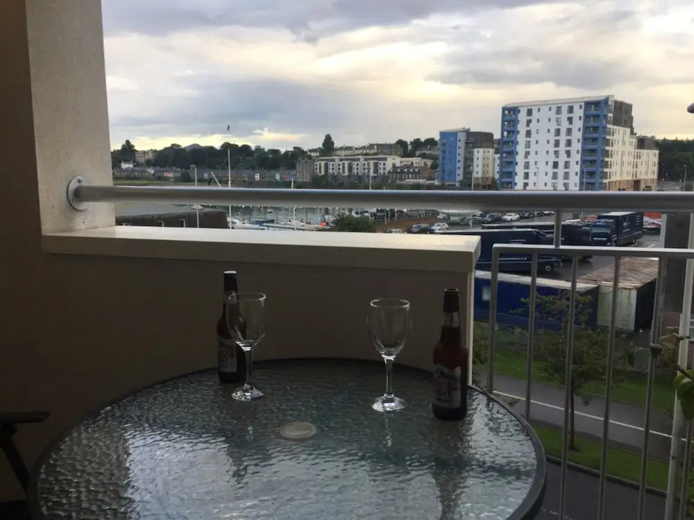 Modern 2 Bedroom Property With Balcony