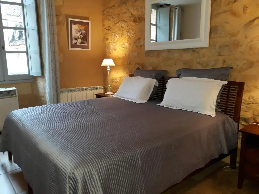 Le Grenier du Chapitre son loft avec les poutres et lappartement une chambre sans les poutres