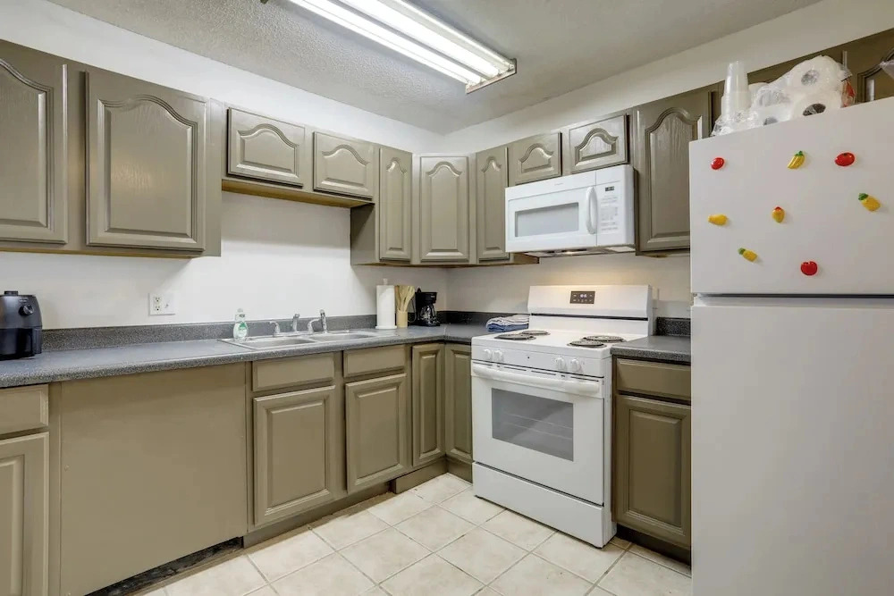 Walk to LSU Campus & Bars! Condo w/ Community Pool