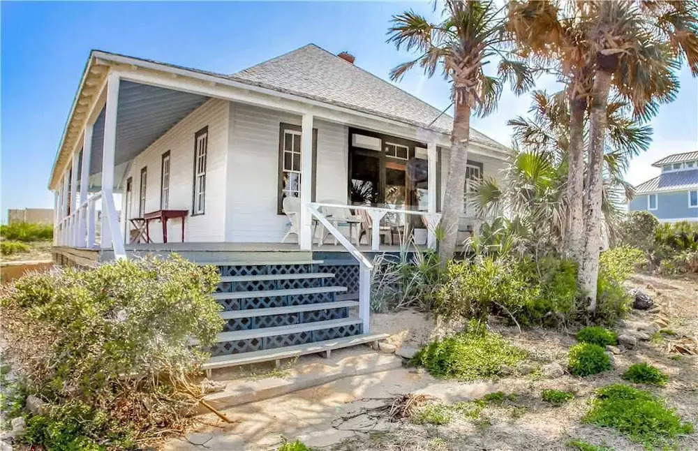 The Historic Lodge, 5 Bedrooms, Sleeps 10, Ocean Front, WiFi