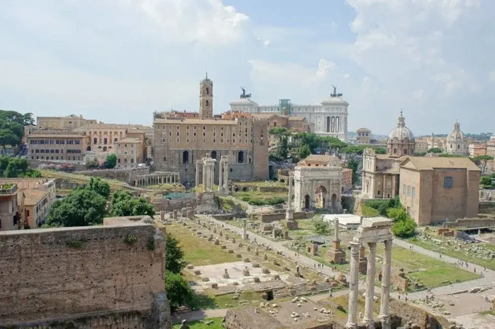 Sunny Flat in Elegant Building Close to Colosseum