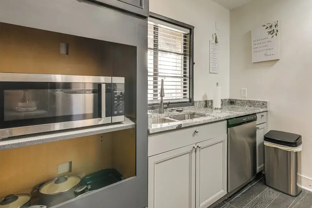 1 Mi to Graceland: Quiet Home w/ Private Yard