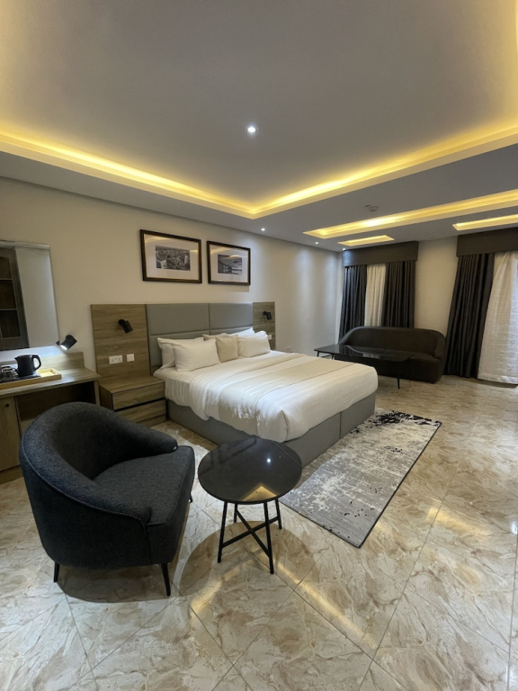 Ringruby Hotel, Oladipo Bateye