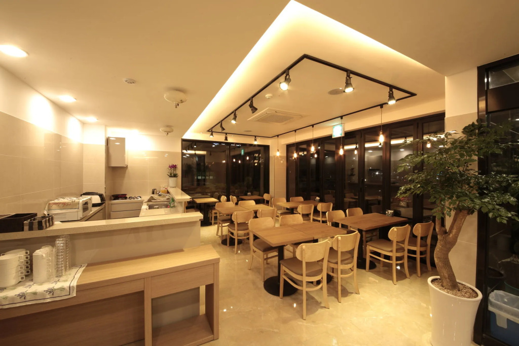 Harbor Hotel