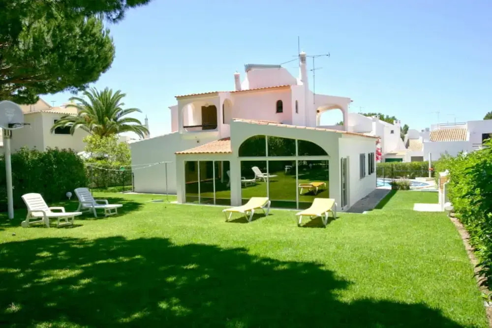 Modern Holiday Home in Quarteira With Swimming Pool