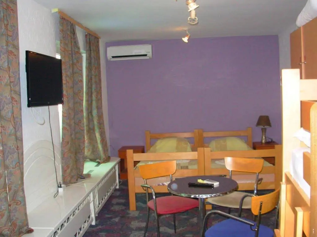 Hostel 021