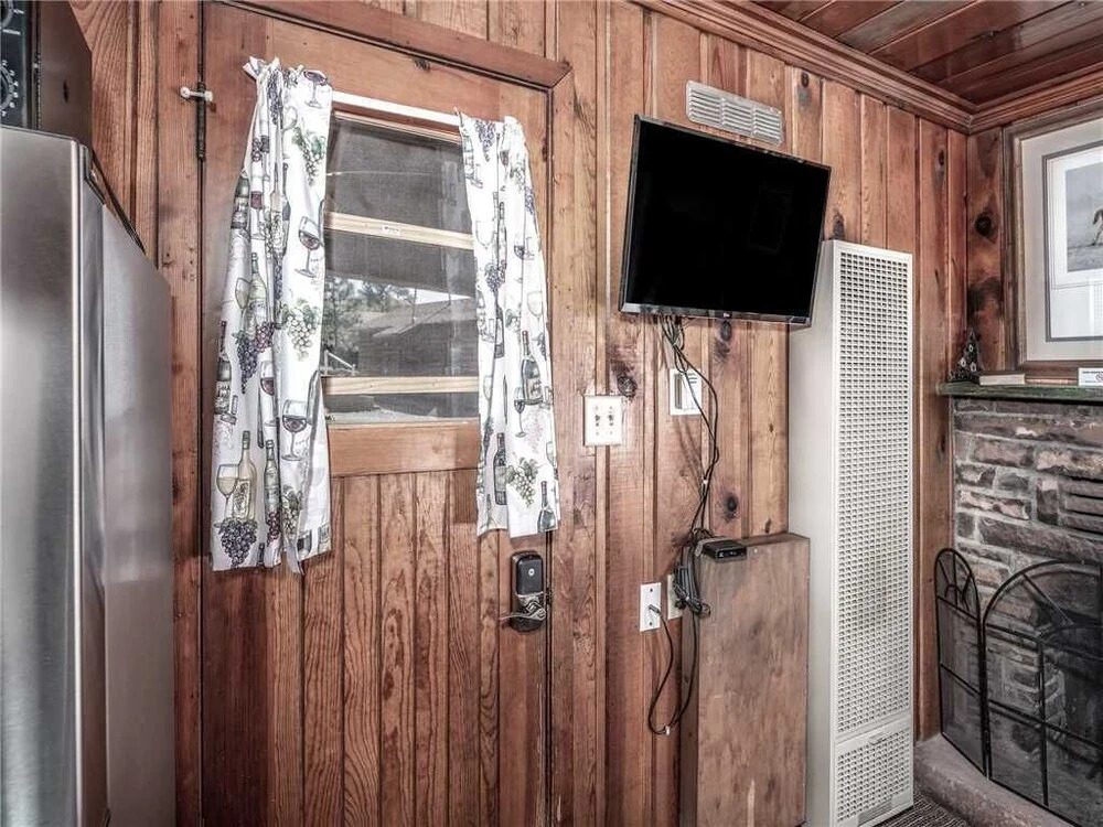 Perfect Cabin, 2 Bedrooms, Fireplace, Midtown, Sleeps 5