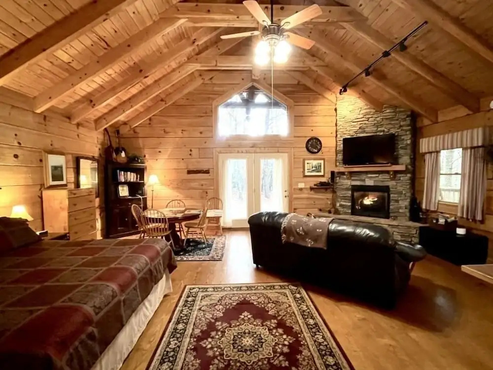 Romantic, pet friendly cabin with private hot tub, washer/dryer and full kitchen Studio Cabin by RedAwning