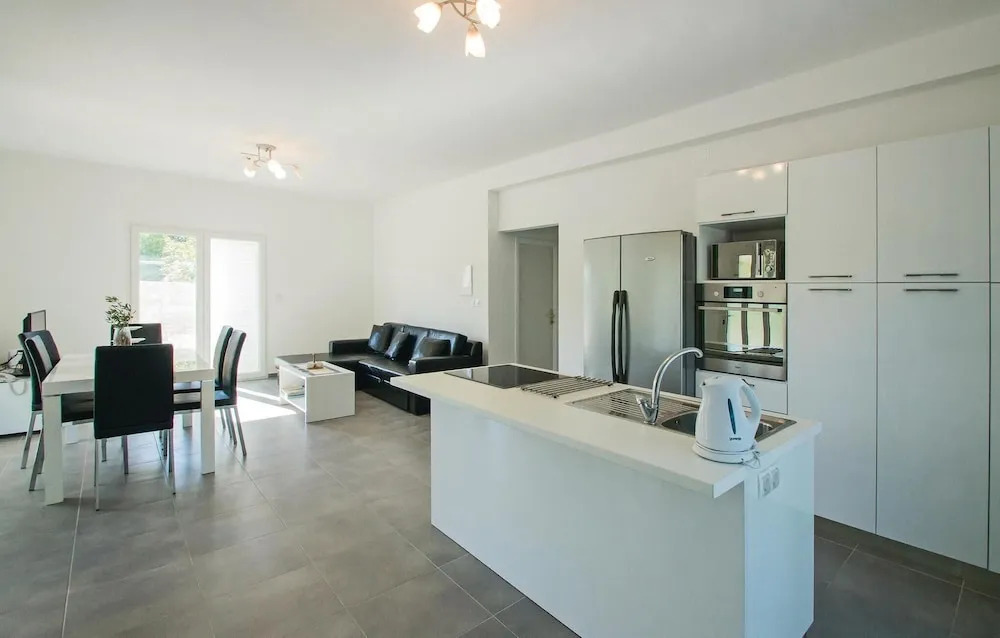 Beautiful Home in Grscica With Wifi and 2 Bedrooms