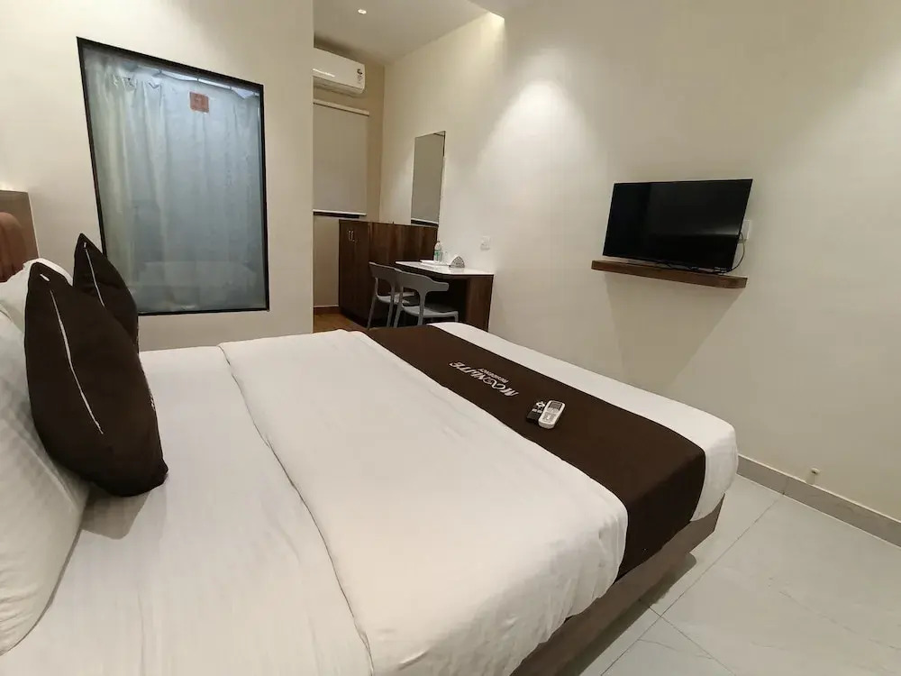 HOTEL MOON LITE RESIDENCY - Marve Road Malad West - Premium Couple Friendly