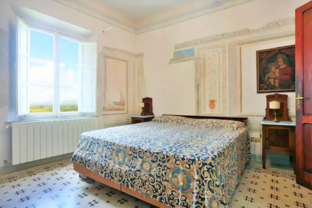 Tuscan villa with views and pool. Hosts up to 15