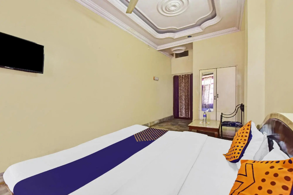 OYO 81137 Hotel Raj