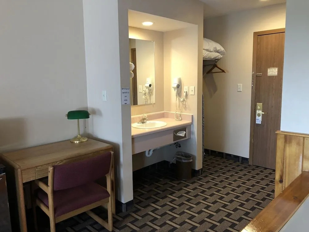 Sky Lodge Inn & Suites - Delavan