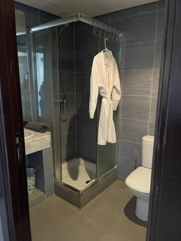 Lovely one-bed flat in secure building with shared swimming pool