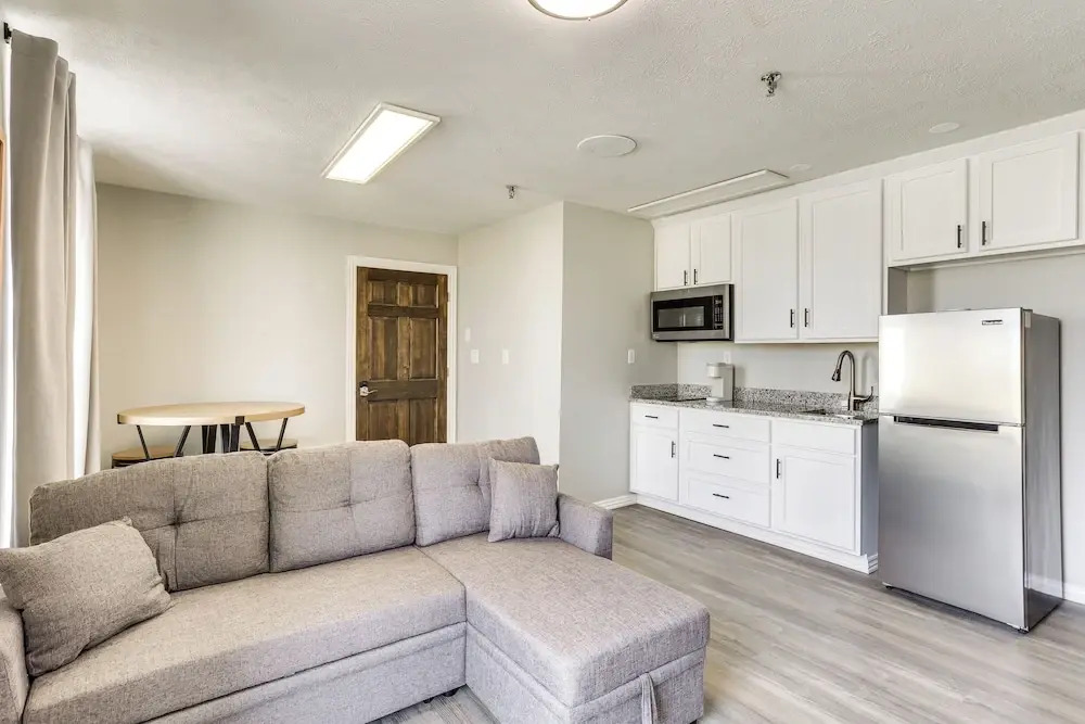 < 1 Mi to Oakland City University: Cozy Apartment