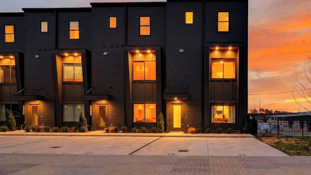 That 70s Show by Avantstay Skyline Views + Rooftop Hot Tub + Bumper Pool Mins to Broadway + Nissan Stadium + Germantown