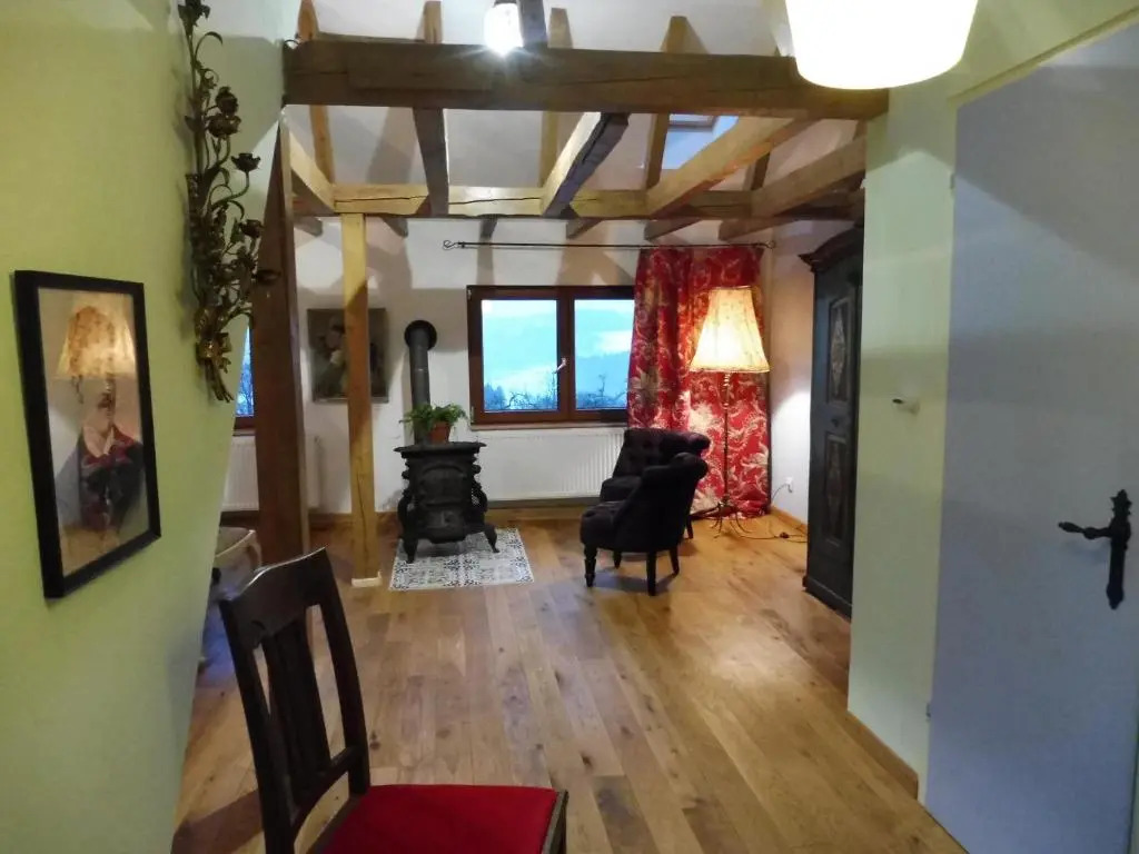 Kleine Villa im wilden Garten