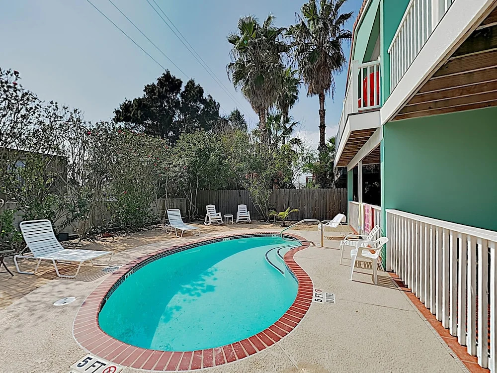 New Listing! Shoreside W/ Pool - 1 Block To Beach 2 Bedroom Duplex