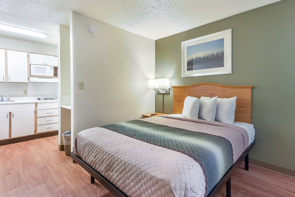 HomeTowne Studios by Red Roof Dallas - North Addison - Tollway