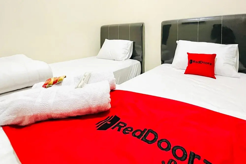 RedDoorz @ Gunari Guest House Merek Karo