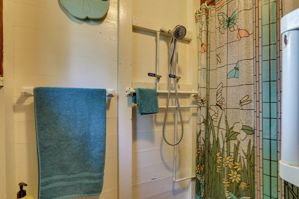 'grandma's Cottage' w/ Sunroom: Walk to Beach