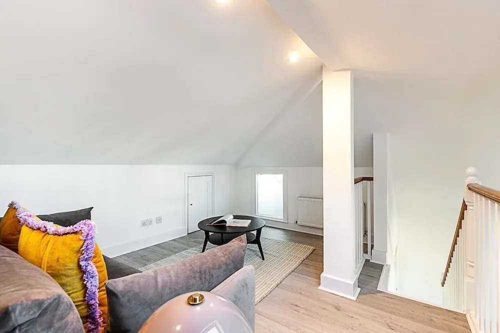 Stylish Chelsea Flat With Luxe Comfort Charm