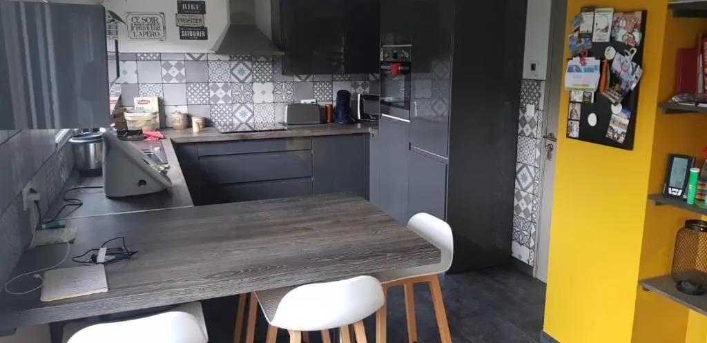 Grande chambre avec salle de bain privée