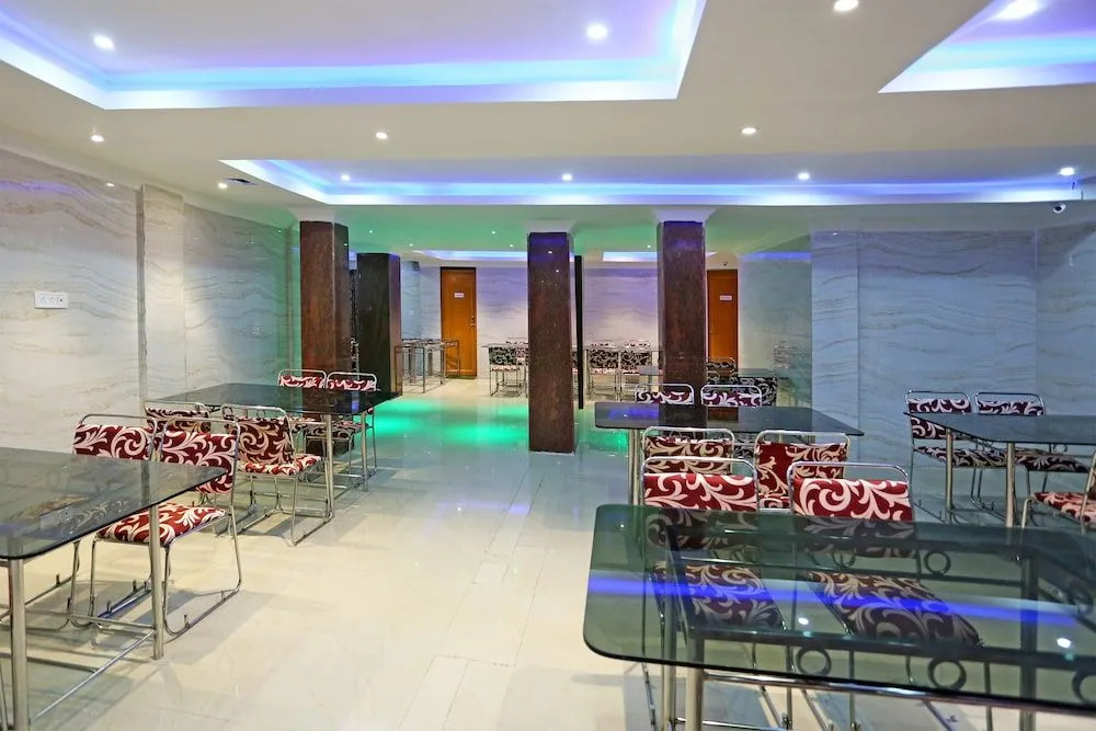 OYO 9855 Hotel Royal Suites