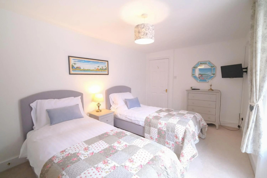 Elizabeth: Charming two bedroom apartment in centre of town