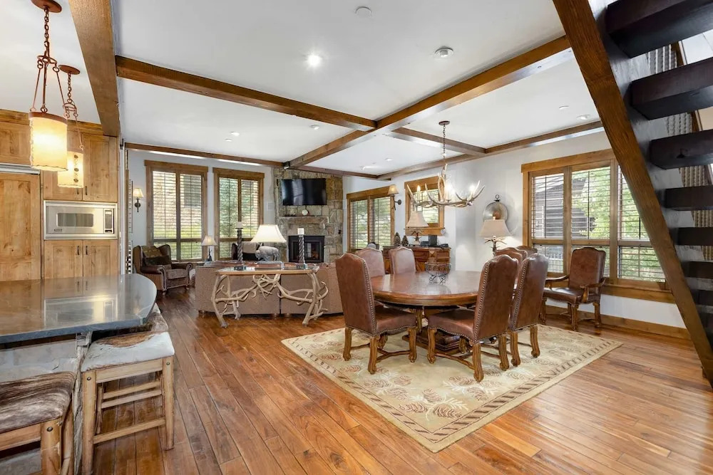 Amazing Pet-Friendly Executive Home, Ski-In Walk-Out - LR884 by Redawning