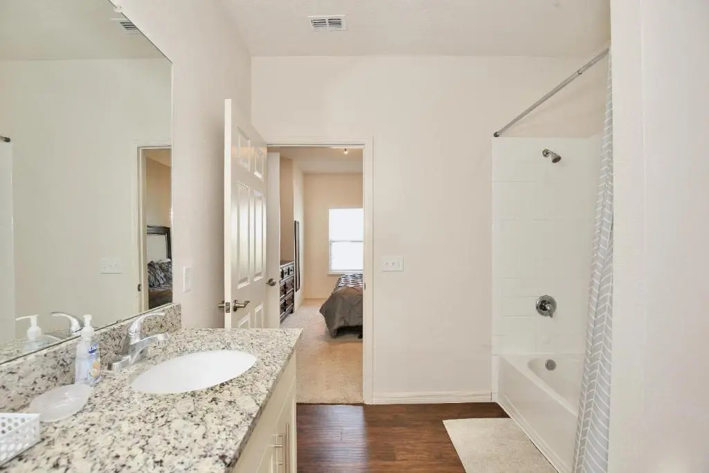 3 Bedroom townhouse in gated community with gym and pool 10 min to Disney