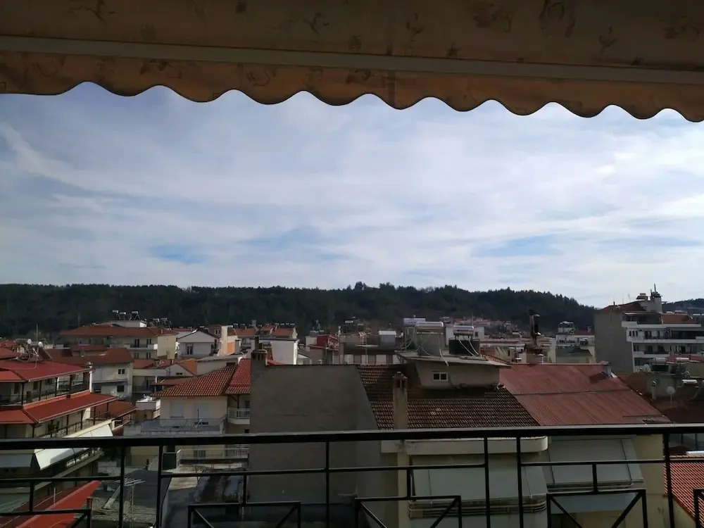 City Center Apartment With Mountain View