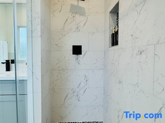 Quiet stylish home close to downtown and airport