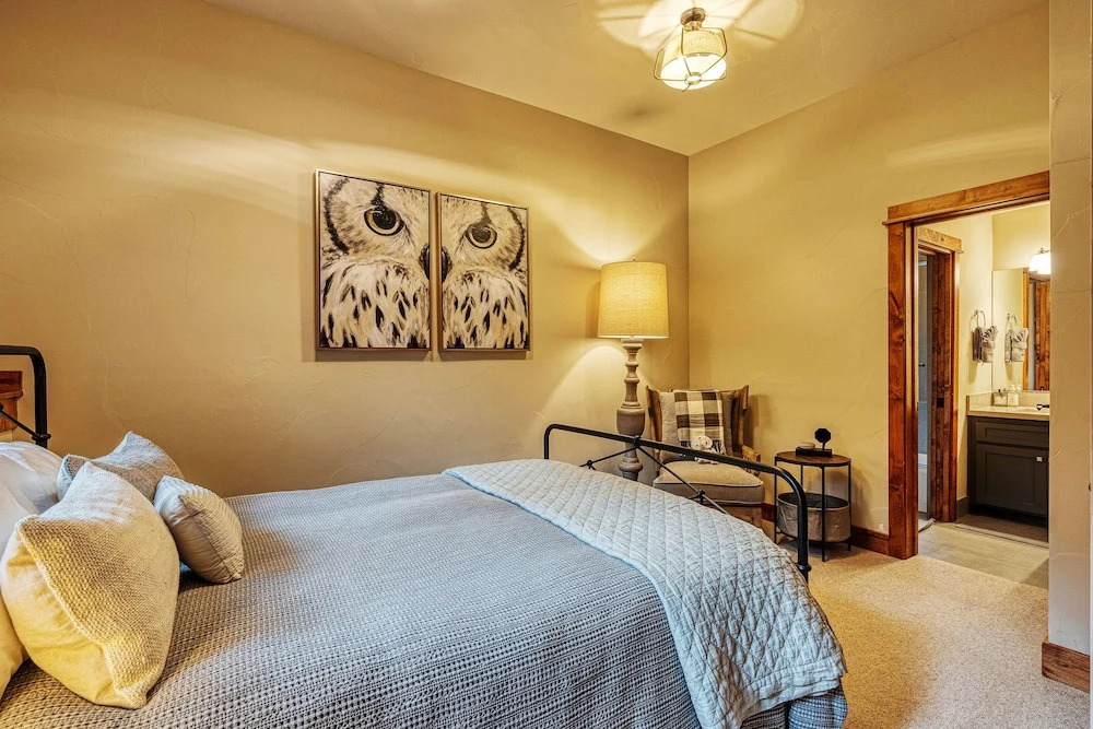 New Listing! New-build Luxury W/ Hot Tub 4 Bedroom Home