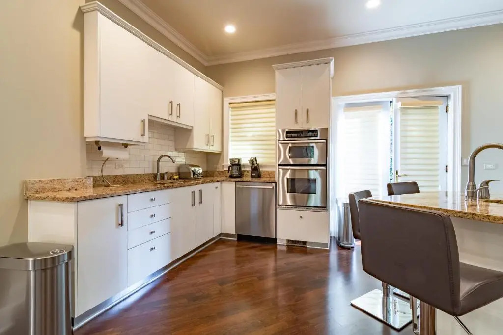 Luxurious Gold Coast 4BR 4-Story Villa with Parking Sleeps 12 Guests