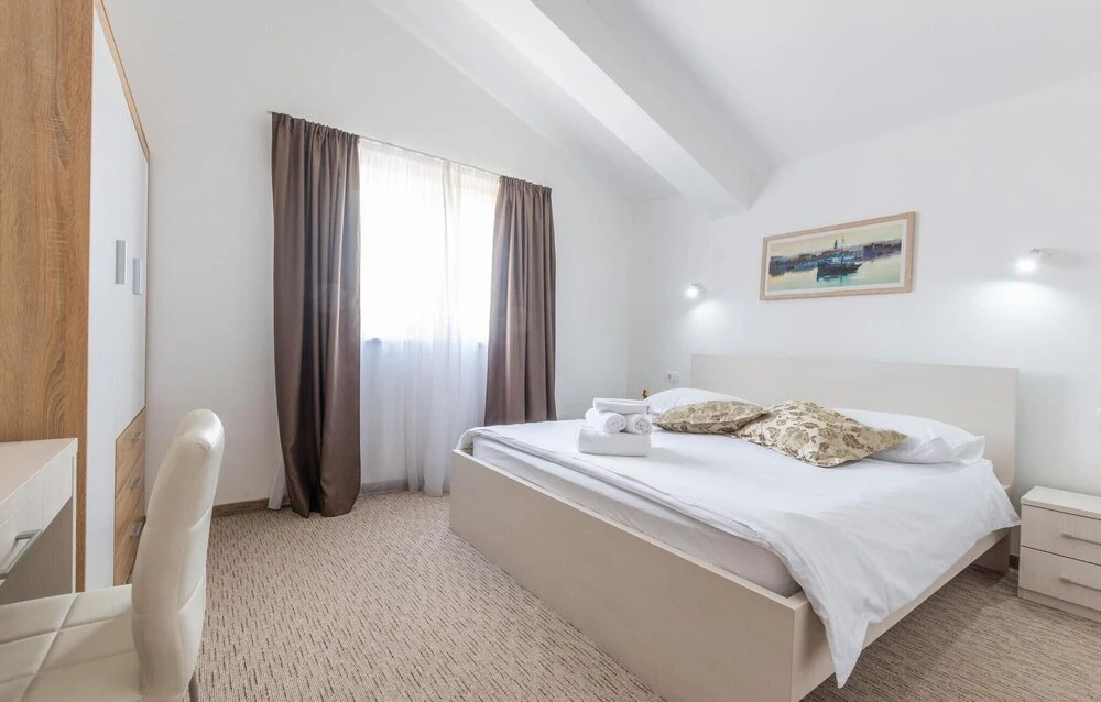 Beautiful Home In Mravince With Sauna