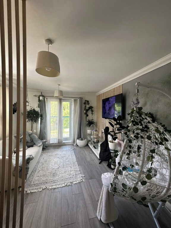 Charming Mi Casa Es Tu Casa 2-bed in Dagenham