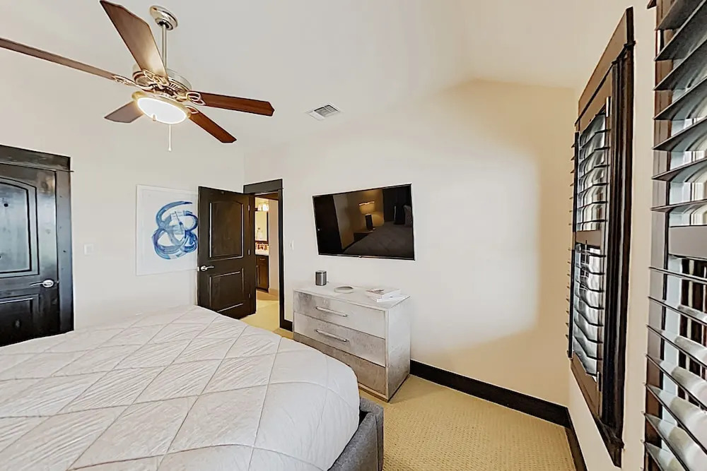 The Reserve: Lakefront Paradise W/ Private Hot Tub 4 Bedroom Home