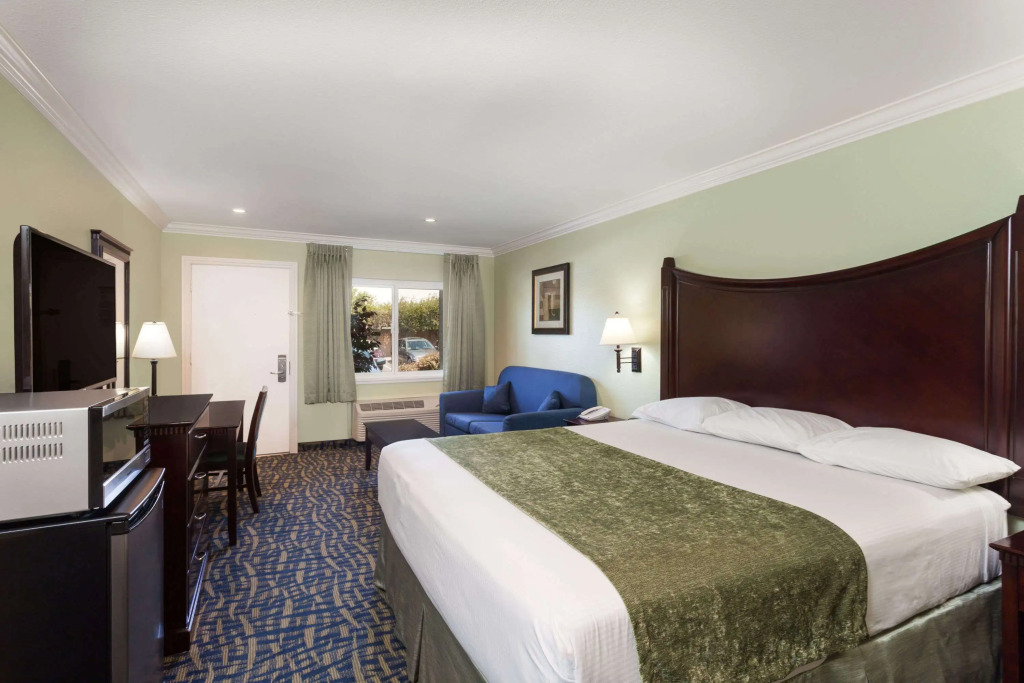 Travelodge Orange County Airport  Costa Mesa