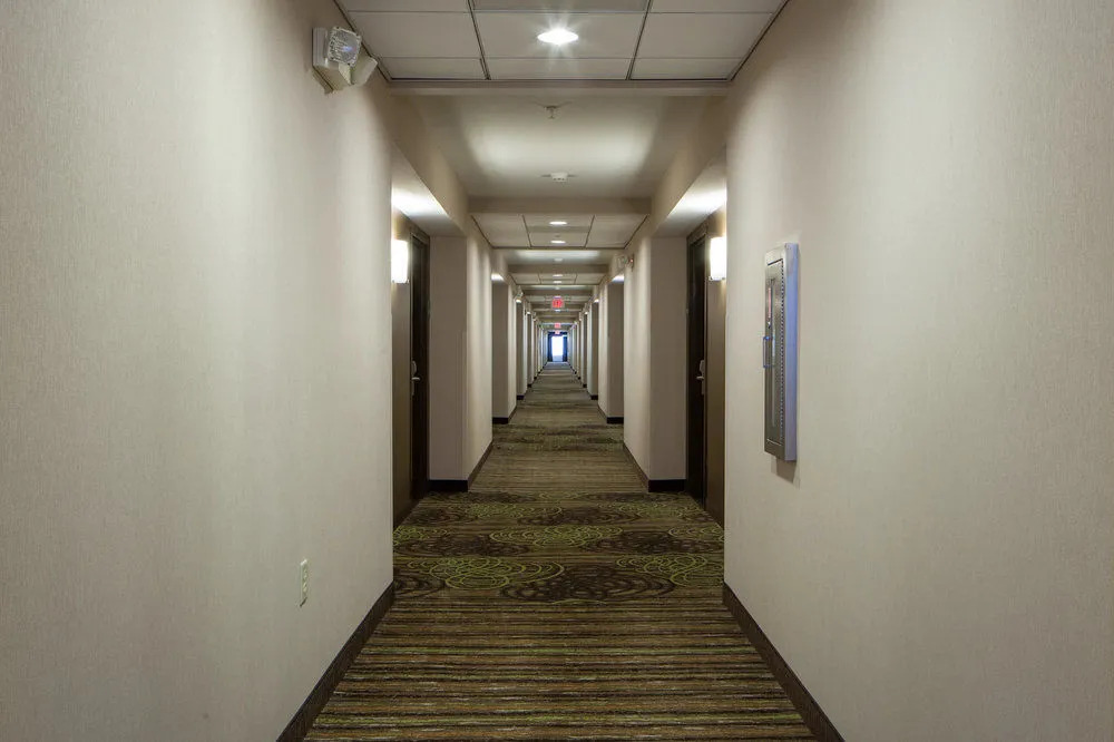 Holiday Inn & Suites Bloomington-Airport